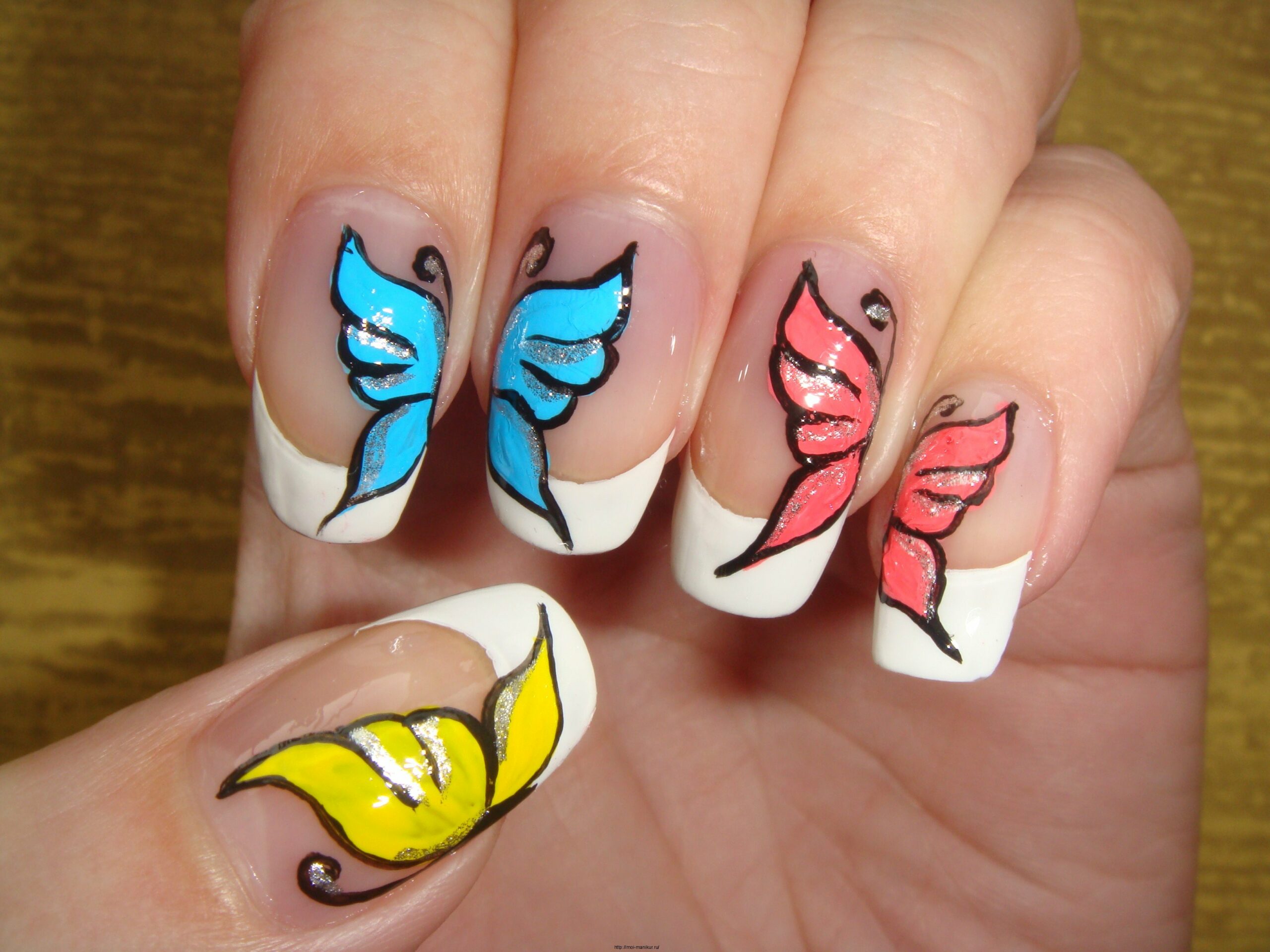 Рисование бабочки на ногтях
