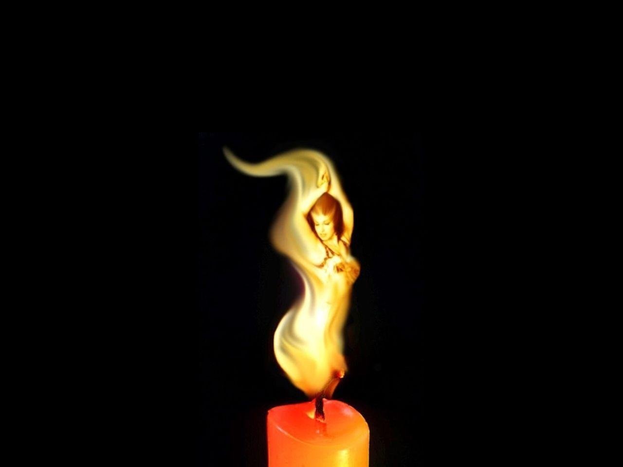Женщина в пламени свечи