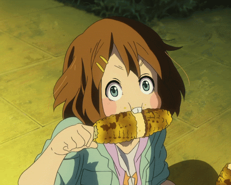 Смешная аниме гифка Вот так я кушаю кукурузу.