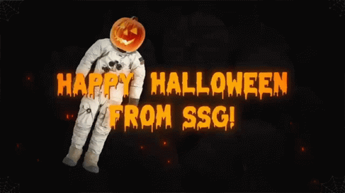 Креативная gif картинка открытка на Хэллоуин с космонавтом с тыквой на голове!