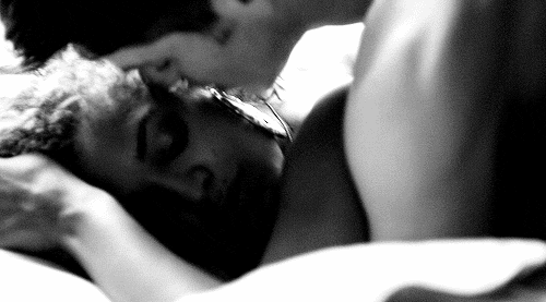 Gif foto. Страсть gif. Страстные ласки в постели. Страстные поцелуи в кровати. Гифки поцелуй страсть.