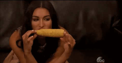 Пошлая анимация девушка развратно ест кукурузу.
