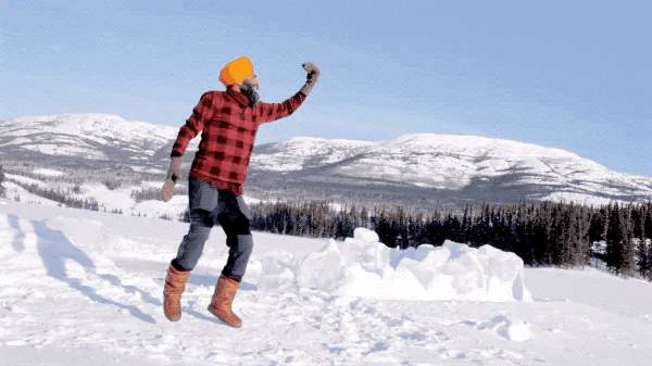 Смешная гифка Сикх танцует в заснеженных горах.