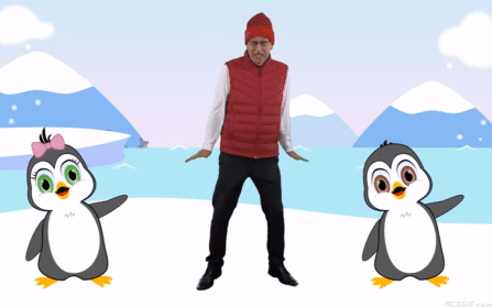 Гифка Мужчина танцует забавный танец пингвинов между двумя мультяшными пингвинами.