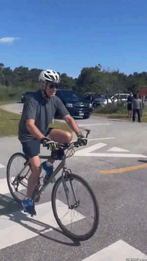 Смешная гифка Байден подъезжает к людям и падает с велосипеда.