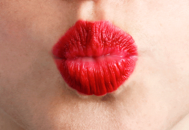 Gif картинка Красивый поцелуй в губы.