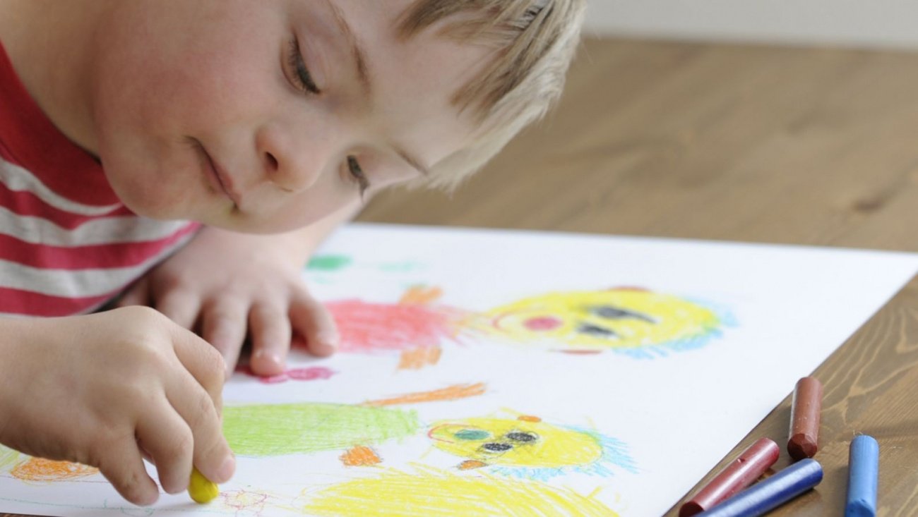 Дети с умственной отсталостью рисуют