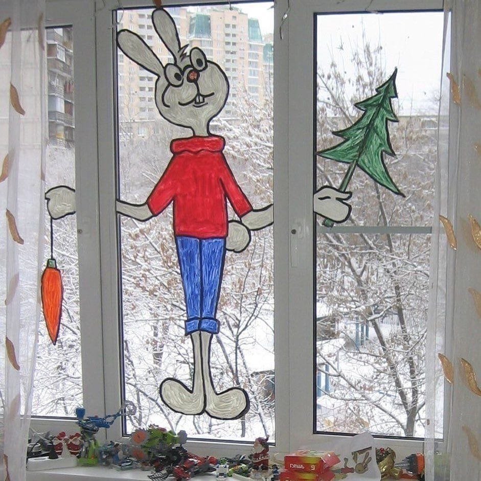 Разрисованное окно. Новогодние рисунки на окнах. Окно рисунок. Новогодние рисунки на окнах гуашью. Рисунок новогоднего ок.