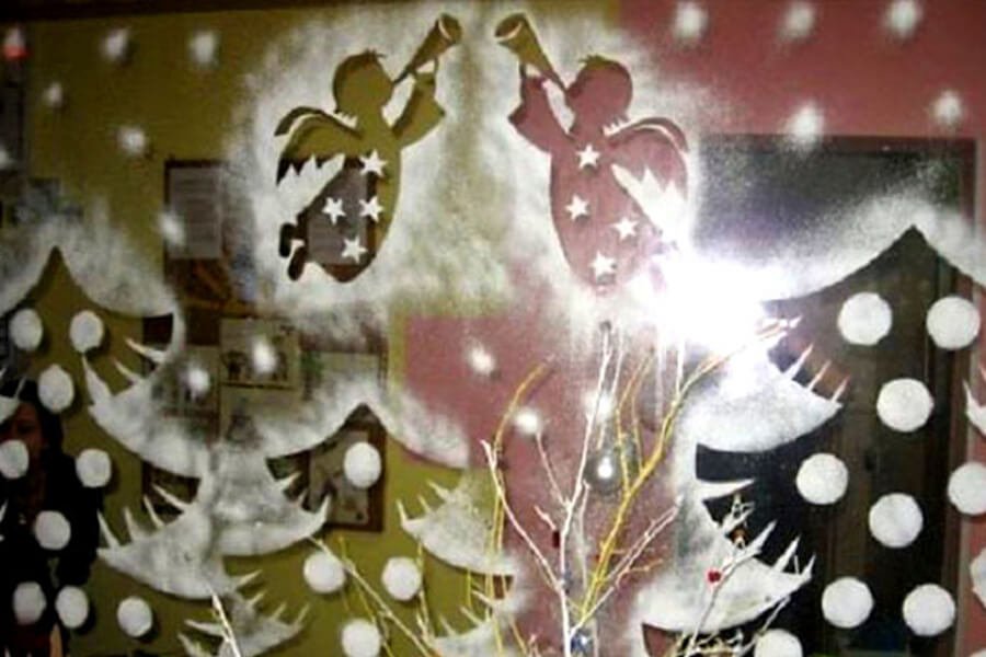 Новогоднее украшение зеркал в детском саду