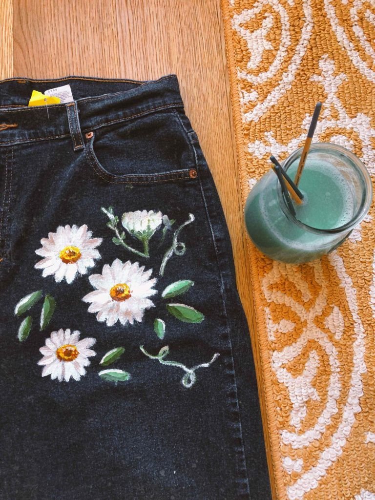 Цветы на джинсах акриловыми красками