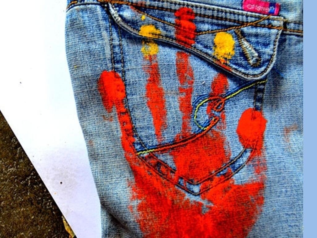 Отпечатки рук на джинсах