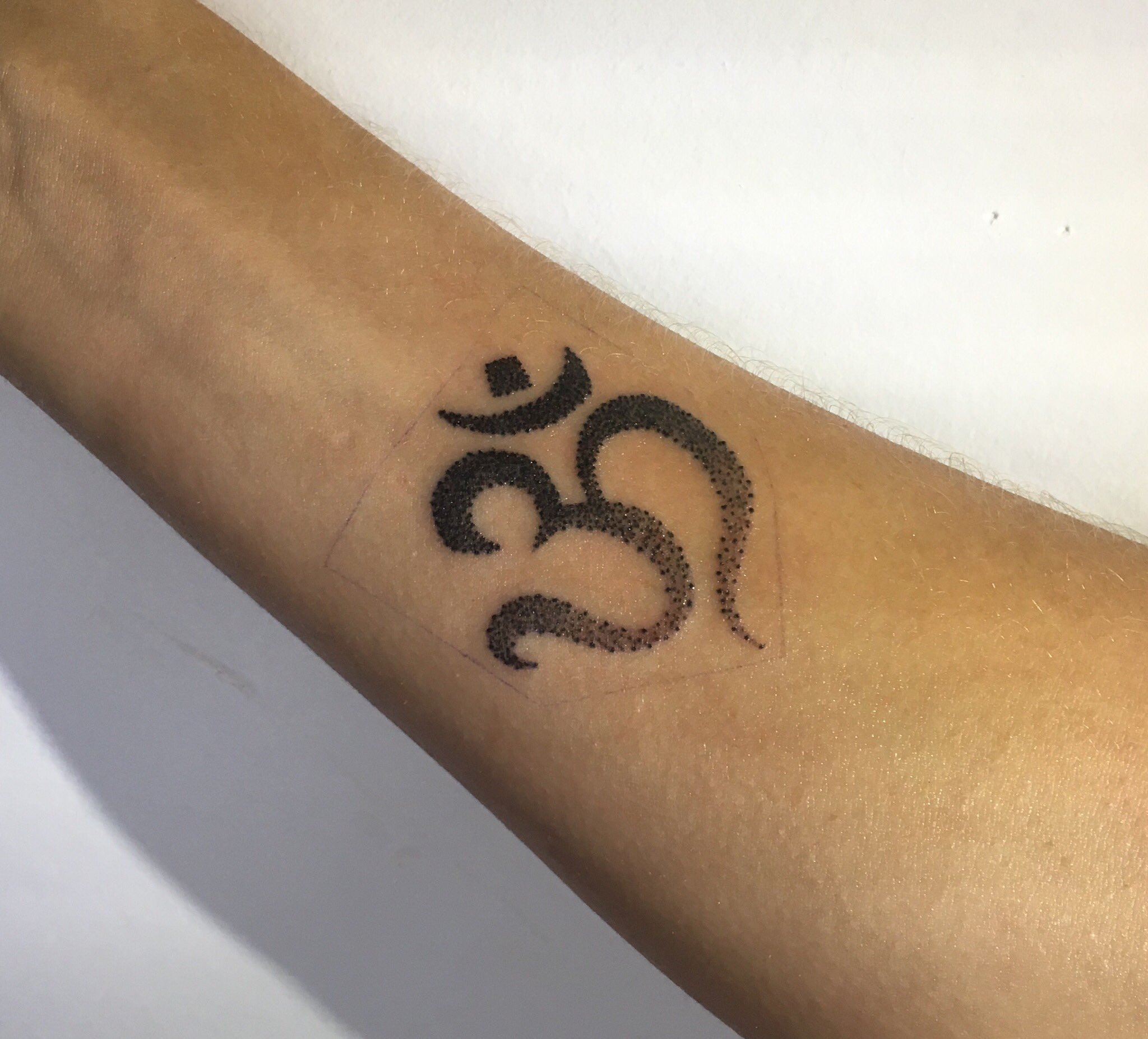 Буквы хной на руке. Тату хной корона. Рисунки хной на запястье. Тату хной буквы. Тату буквы на руке.