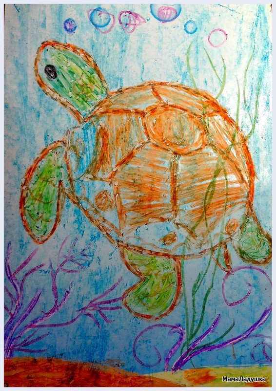 Морская черепаха восковыми мелками и акварелью