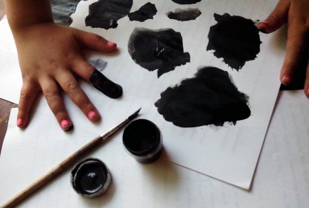 Ребёнок рисует чёрным цветом