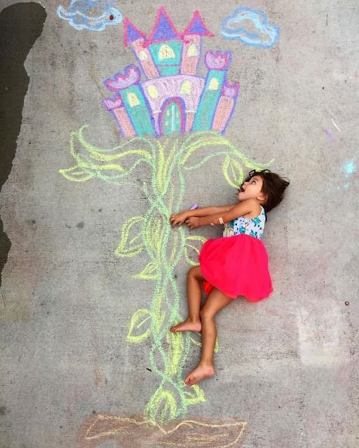 Девочка рисует дом