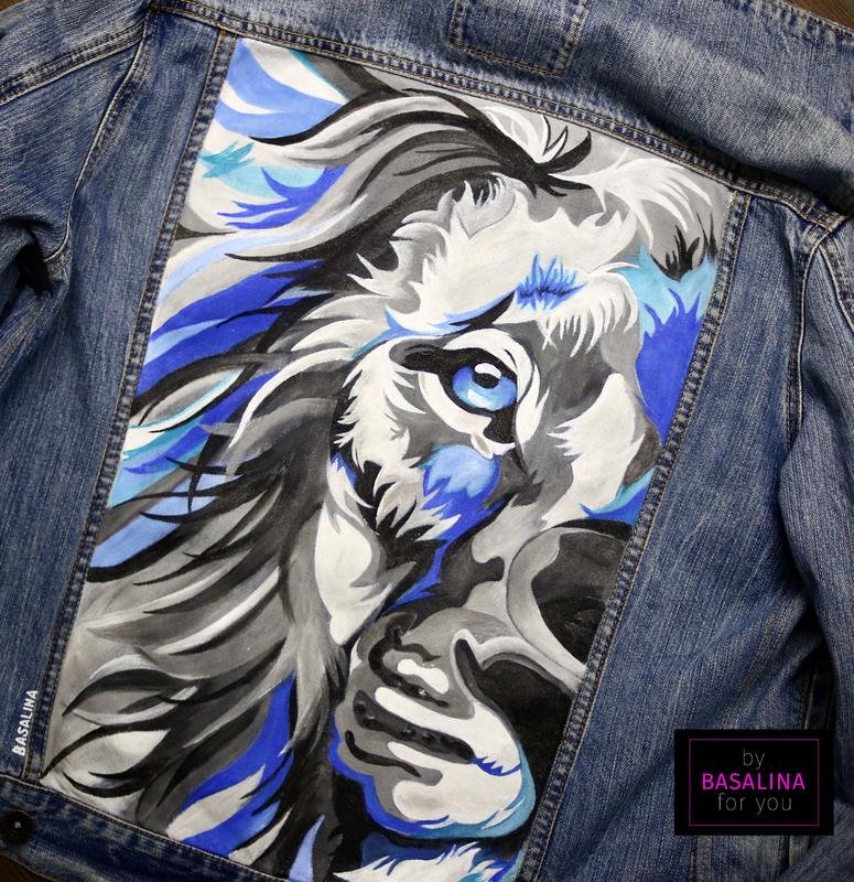 Лев на джинсовой куртке акриловыми красками