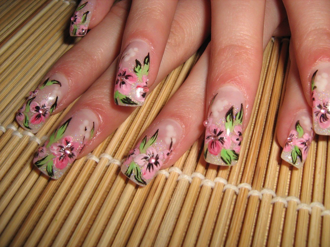 Цветы на ногтях акриловыми красками