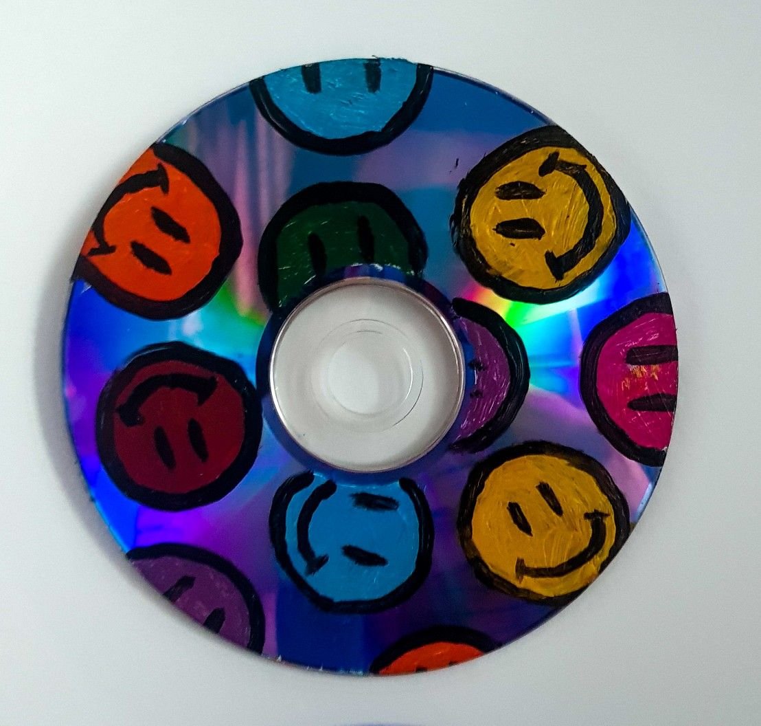 Раскрашенные диски на стене