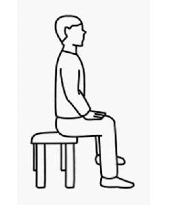 Фигура сидящего человека на стуле