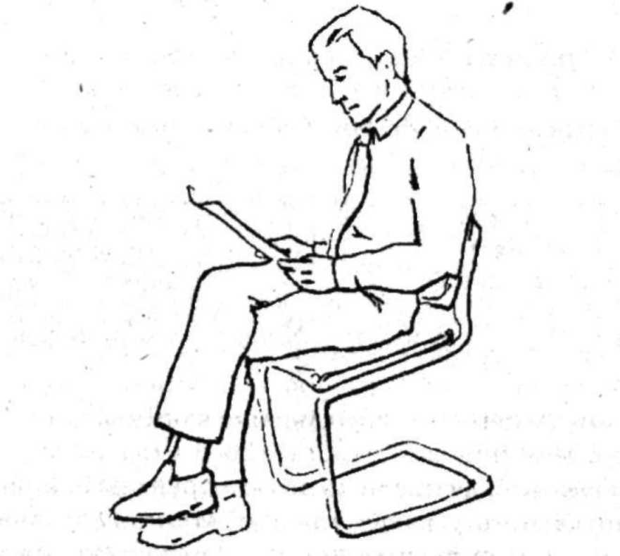 Человек сидит на стуле рисовать