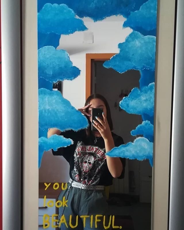 Облака на зеркале красками