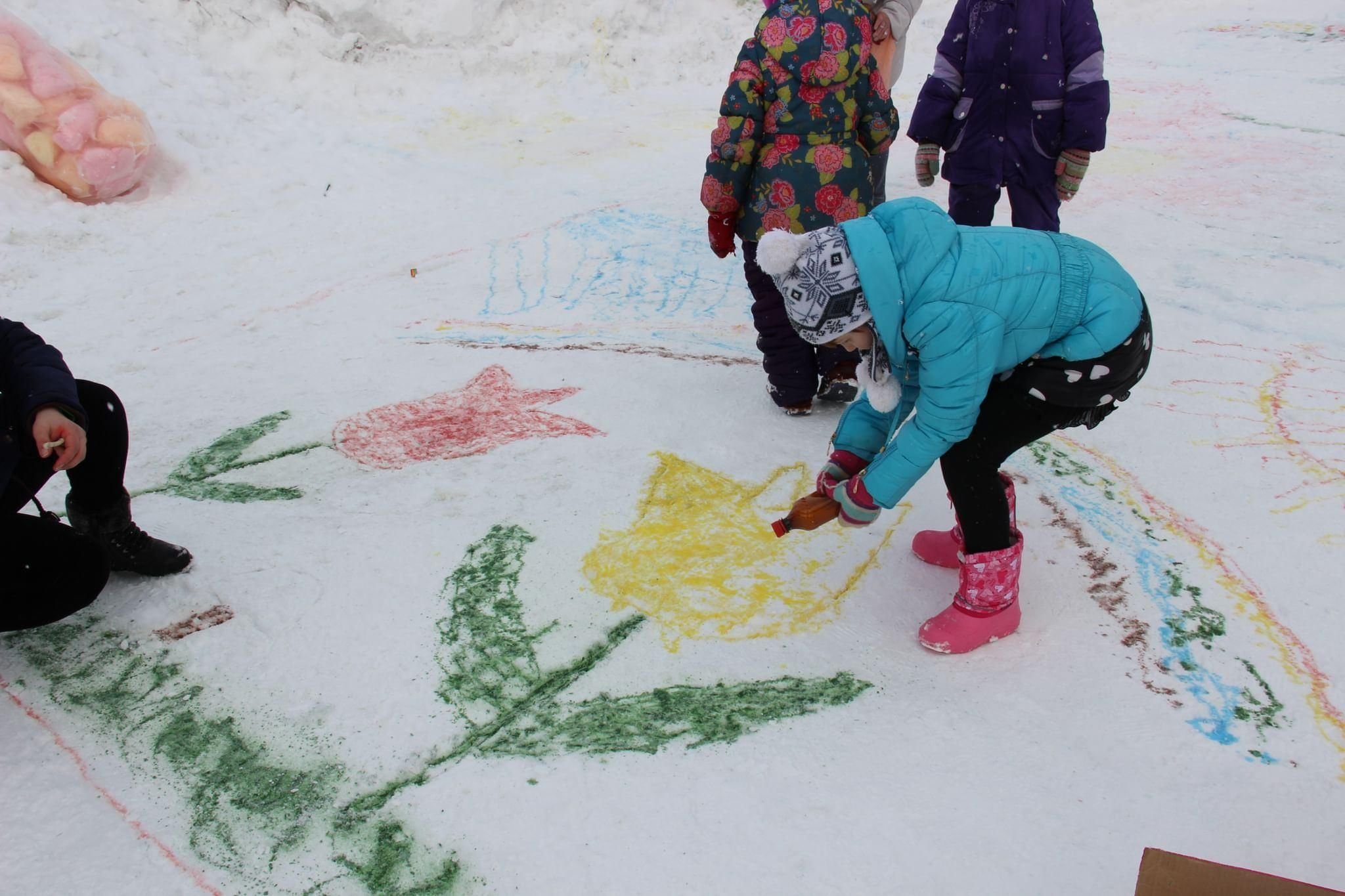 Рисование красками на снегу
