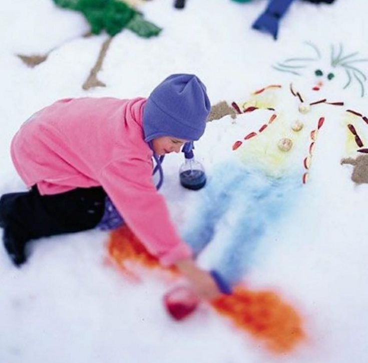 Рисование на снегу цветной водой