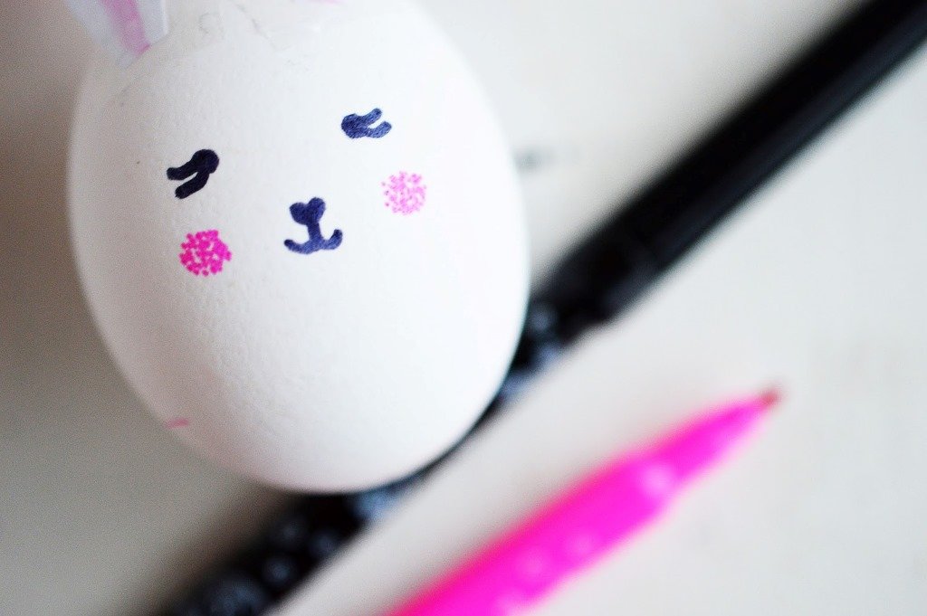 Раскрасить яйца маркером