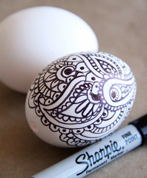 Разрисовать яйца маркером