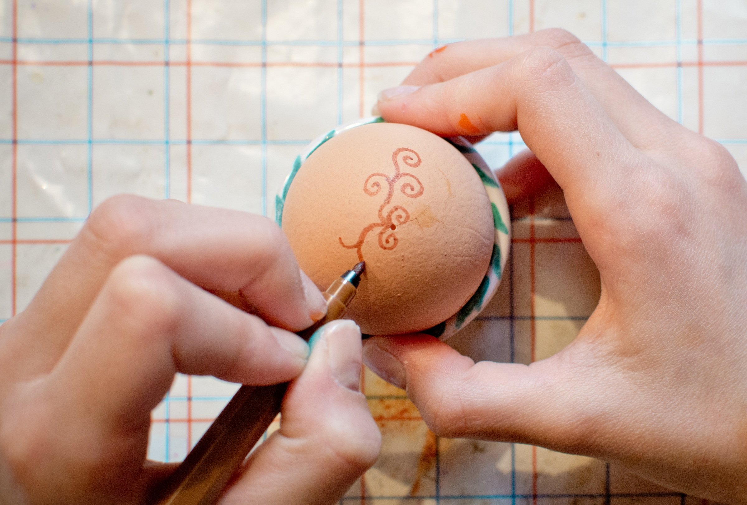 Рисование фломастерами пасхальные яйца
