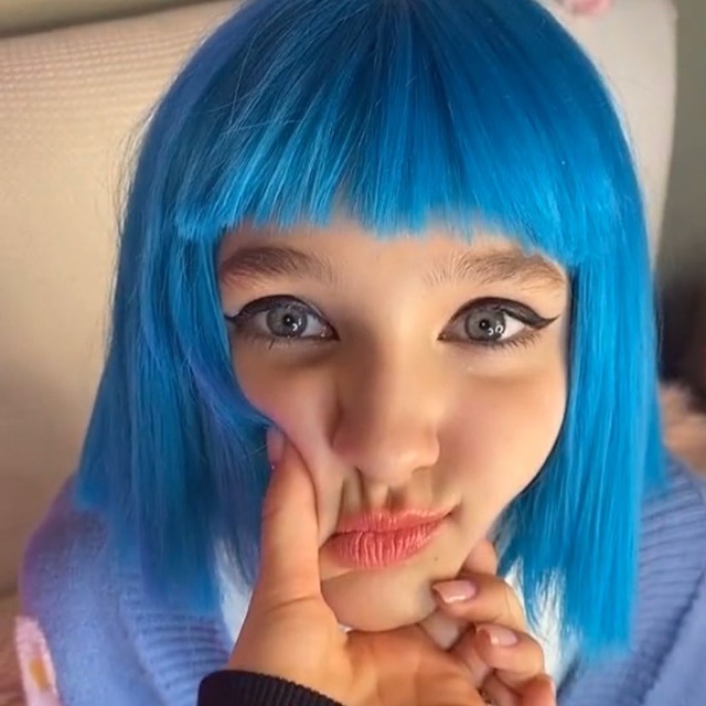 Лиза Анохина с синими волосами