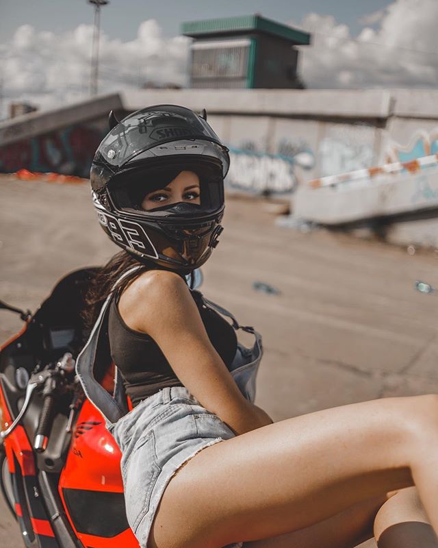 Девушка за рулем мотоцикла фотосессия.