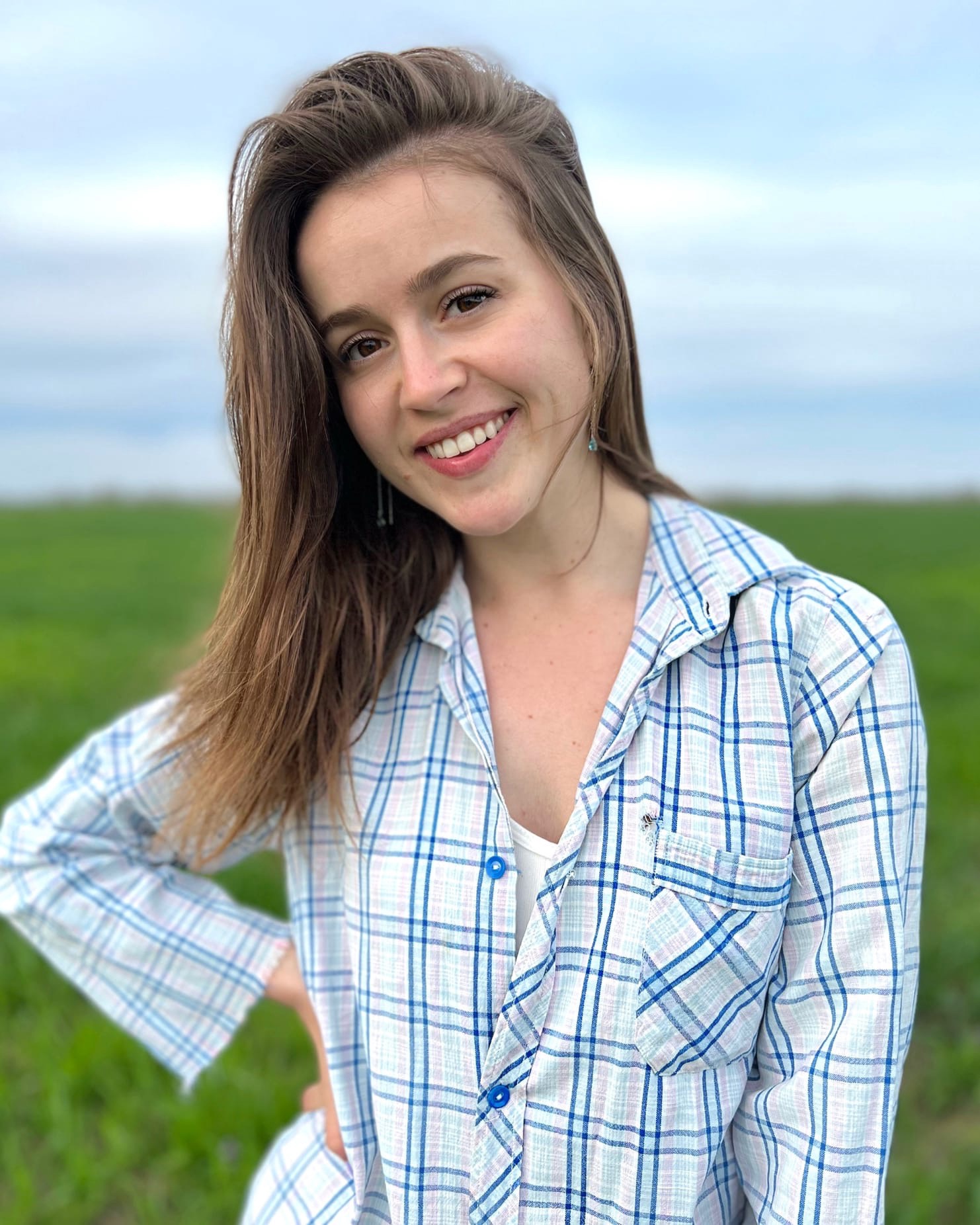 Блогер, создательница YouTube-канала «С Каролиной в деревне» Каролина Моисеенко, ее биография и факты из личной жизни.