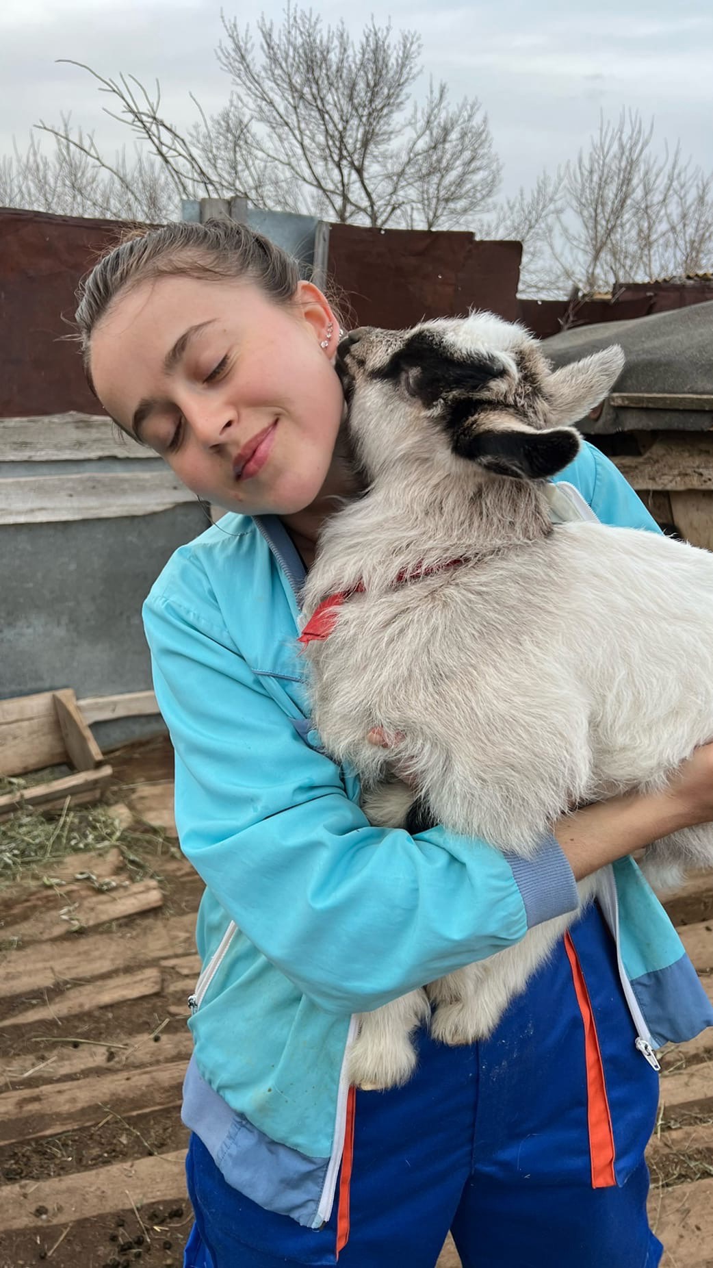 Каролина Моисеенко прославилась тем, что выкладывает забавные ролики с гусем и козами, а также показывает простые радости сельского быта.