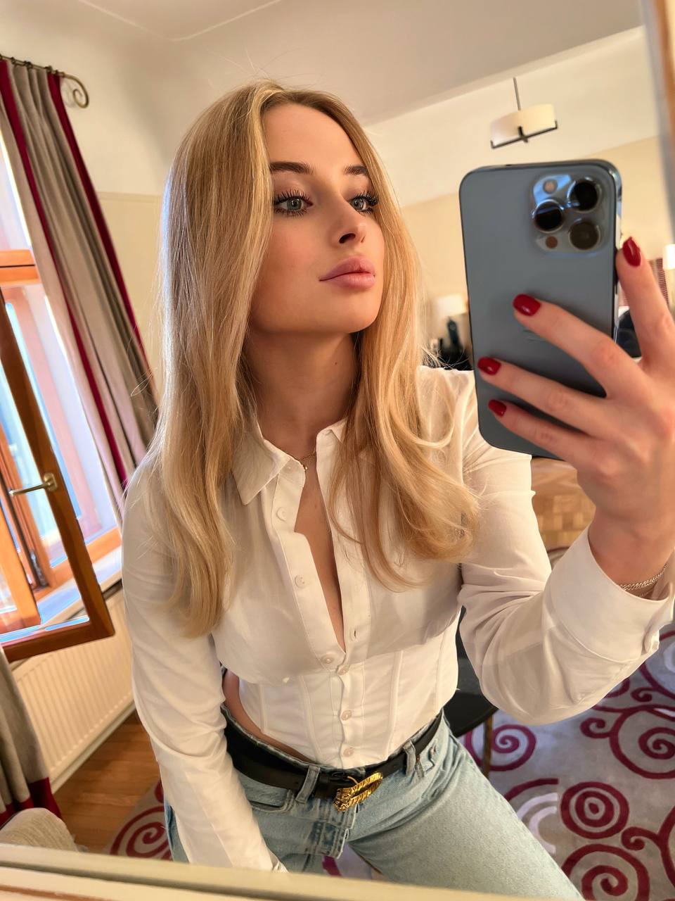 Автоблогер Ангелина блондинка.
