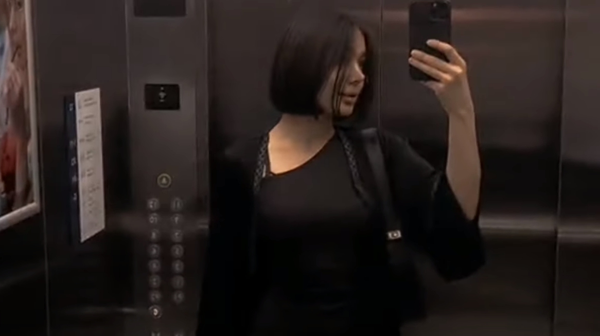 Фото в лифте setora cherry may.