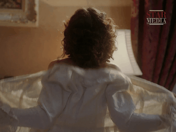Гифка Екатерина Климова в лифчике на кровати